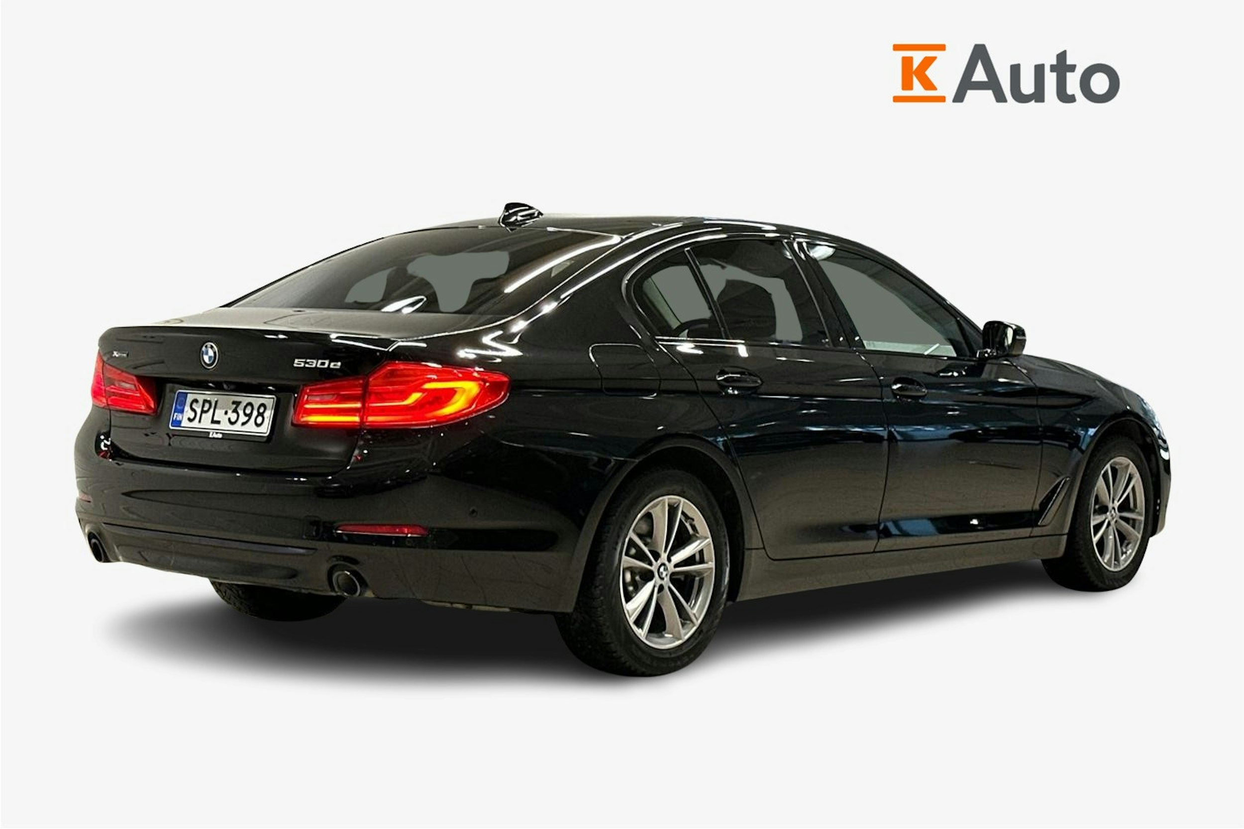 musta BMW 530 2020 kuva 3.