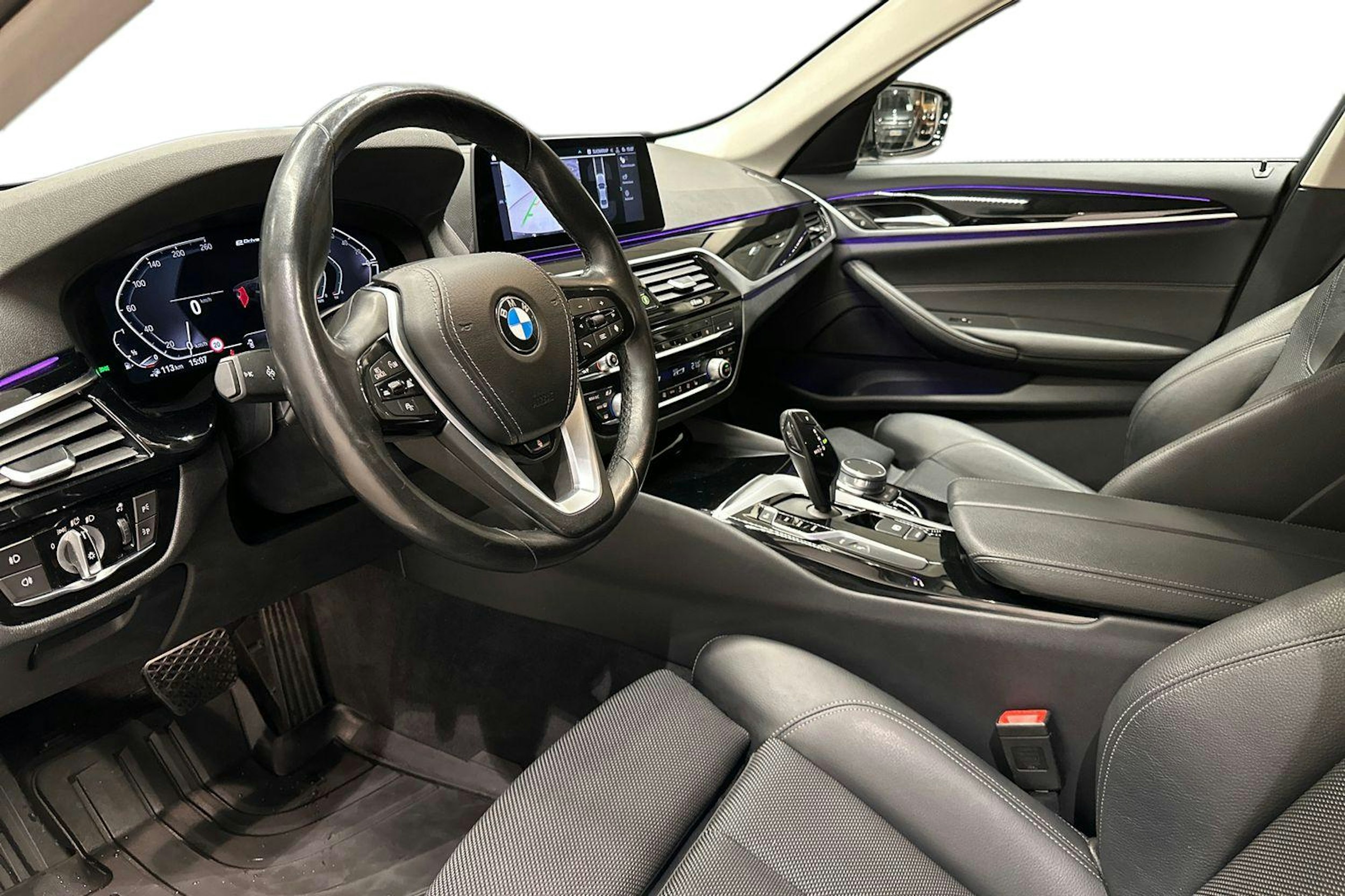 musta BMW 530 2020 kuva 8.