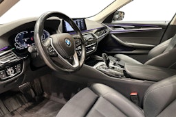 musta BMW 530 2020 kuva 8.