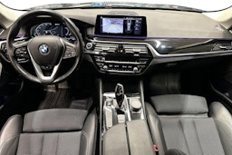 musta BMW 530 2020 kuva 9.