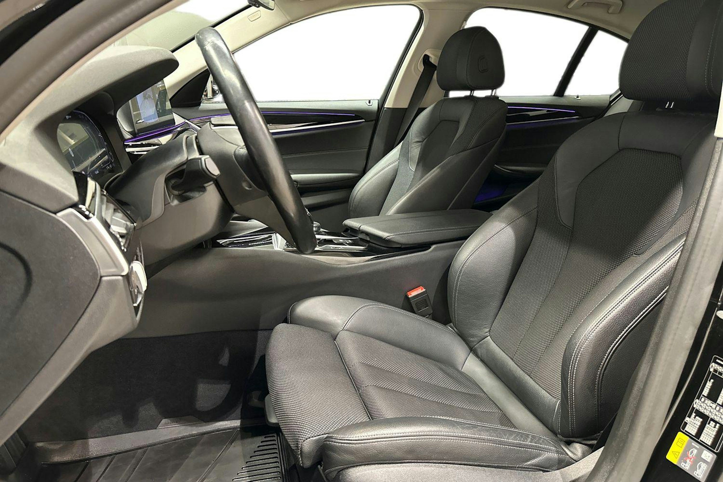 musta BMW 530 2020 kuva 11.