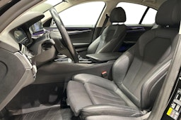 musta BMW 530 2020 kuva 11.