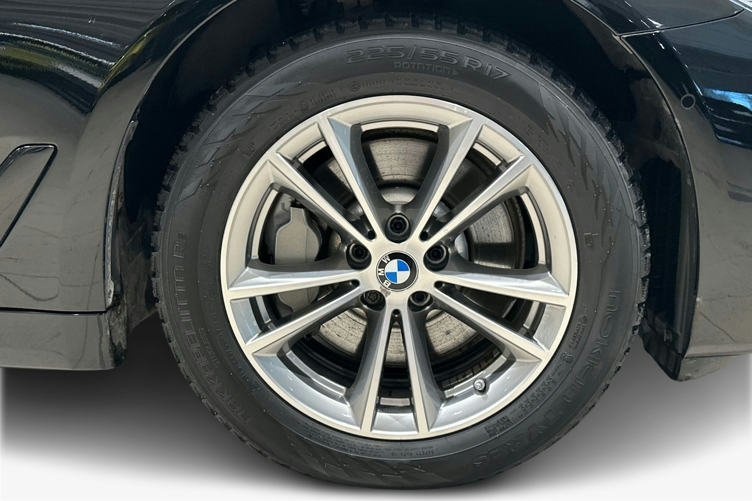 musta BMW 530 2020 kuva 12.