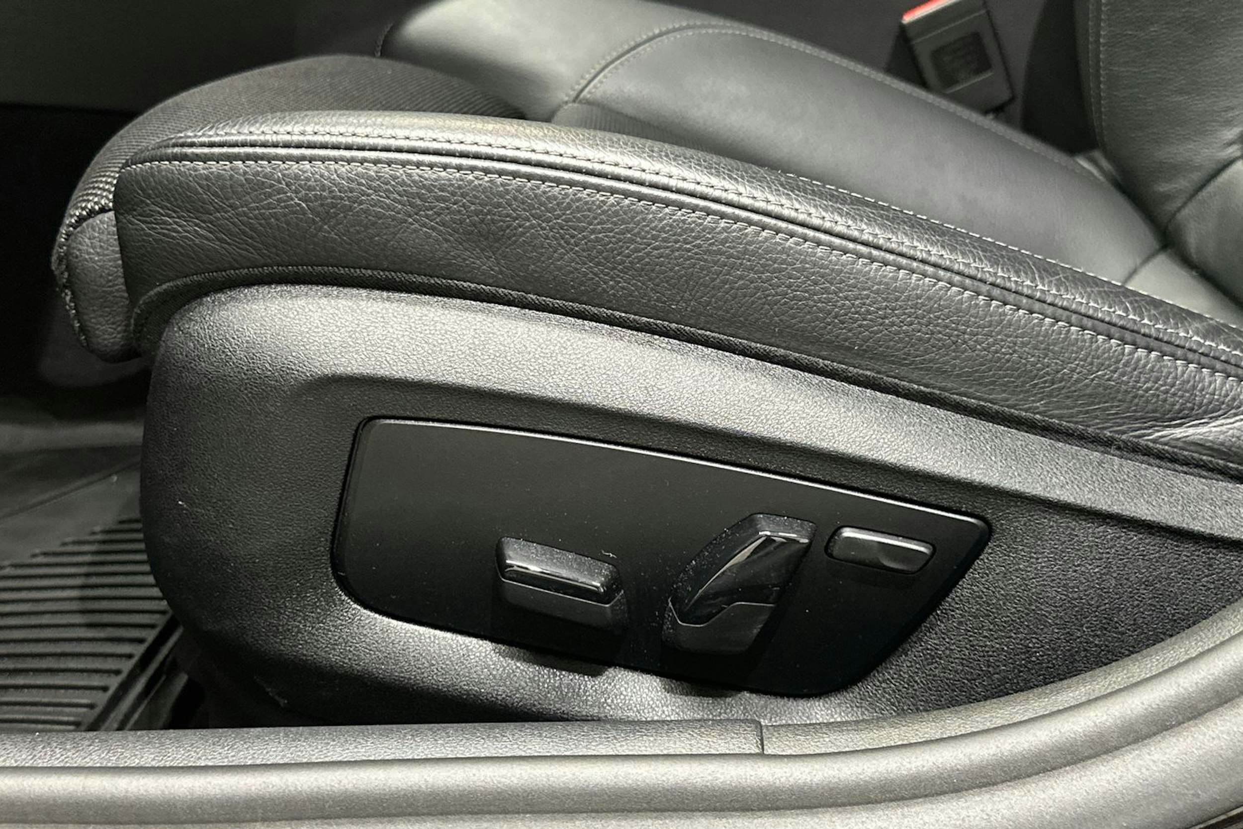 musta BMW 530 2020 kuva 15.