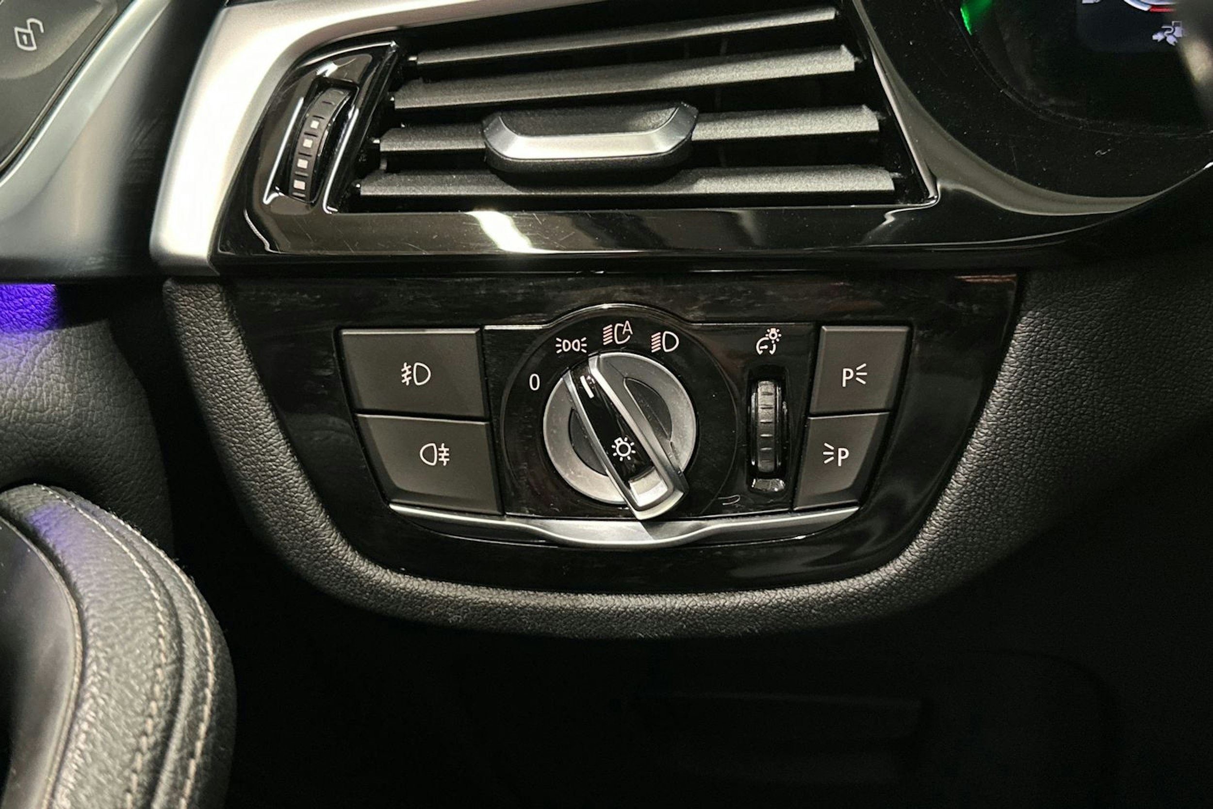 musta BMW 530 2020 kuva 16.