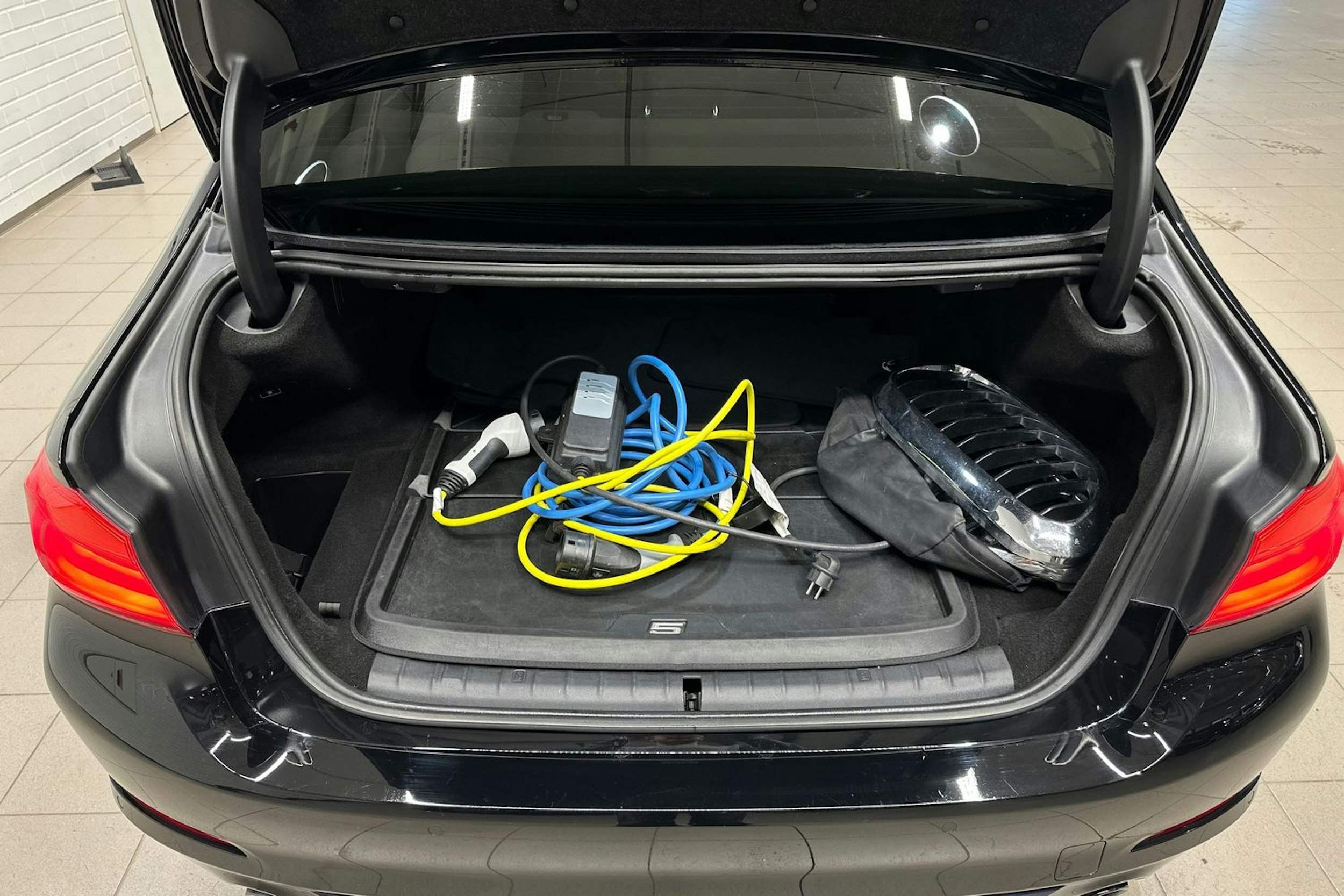 musta BMW 530 2020 kuva 28.