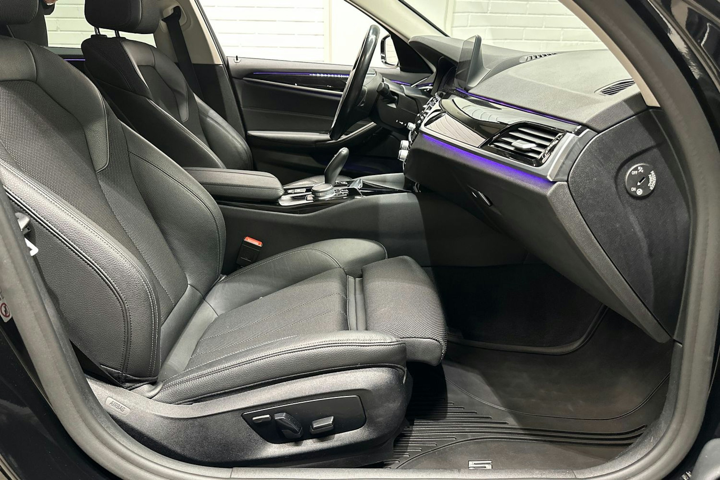 musta BMW 530 2020 kuva 30.