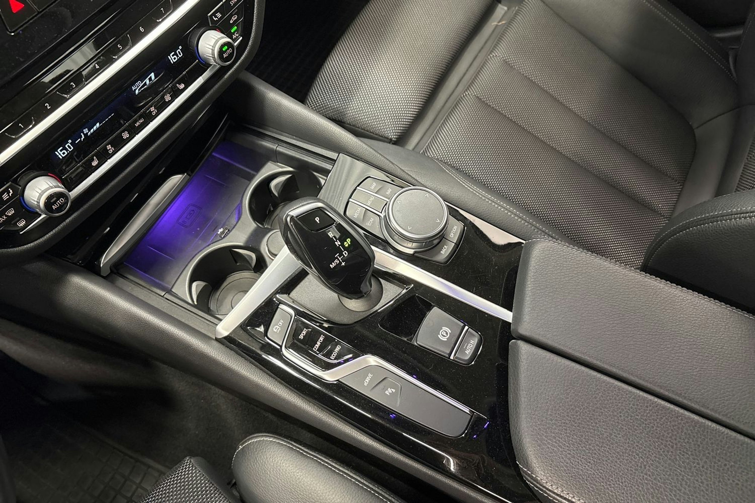 musta BMW 530 2020 kuva 27.