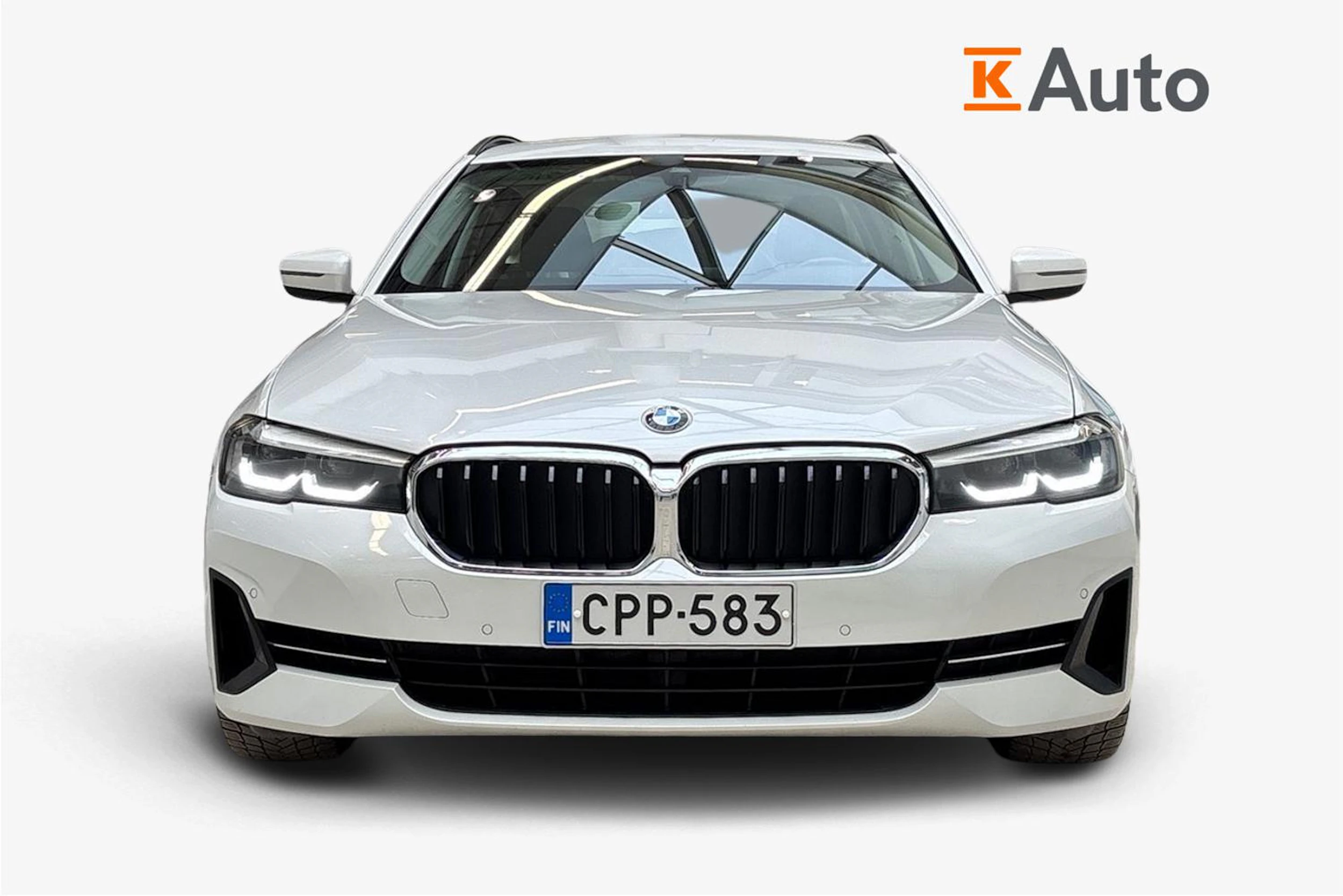 valkoinen BMW 530 2021 kuva 4.