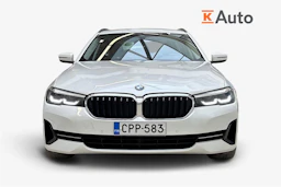 valkoinen BMW 530 2021 kuva 4.