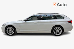 valkoinen BMW 530 2021 kuva 5.