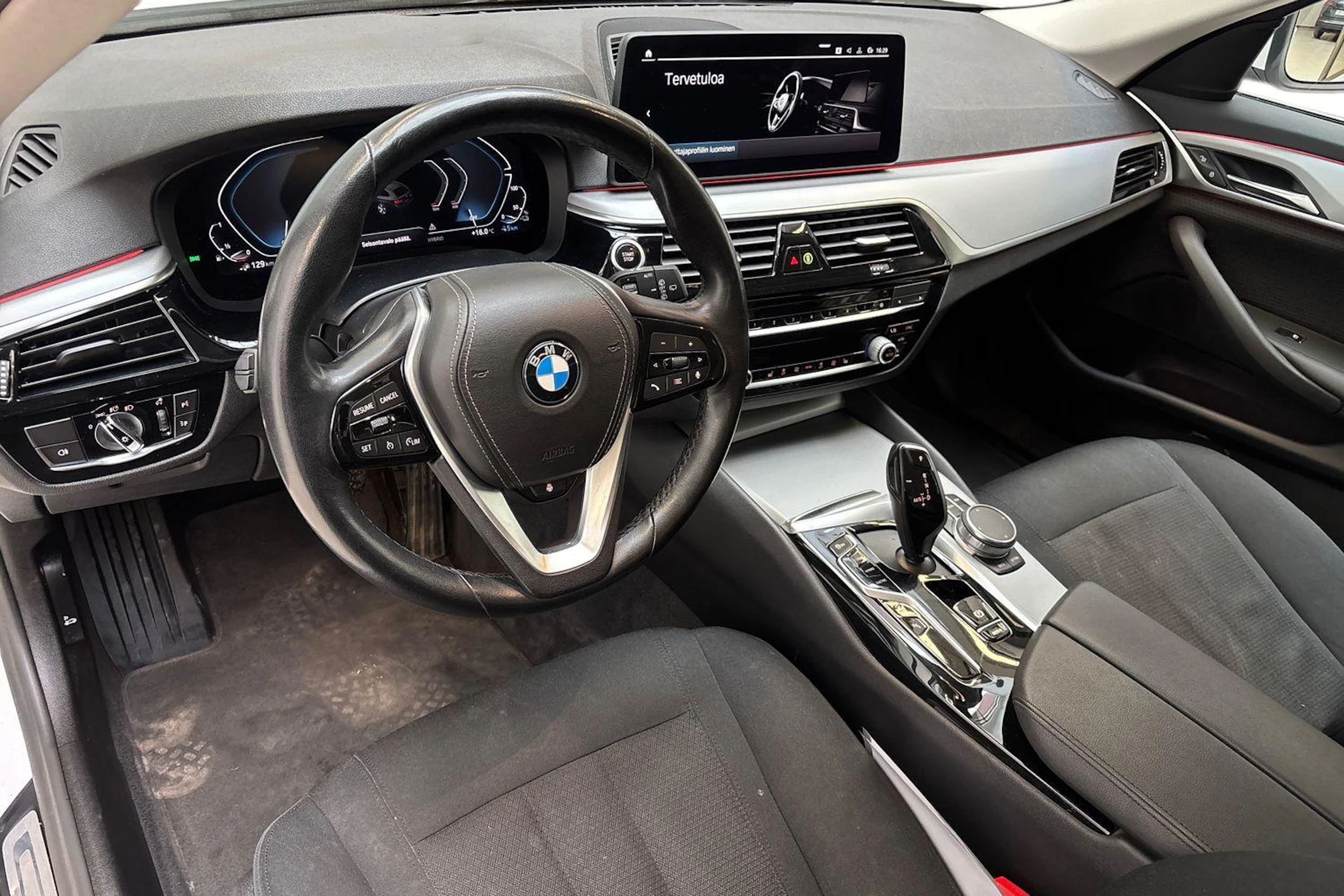 valkoinen BMW 530 2021 kuva 6.