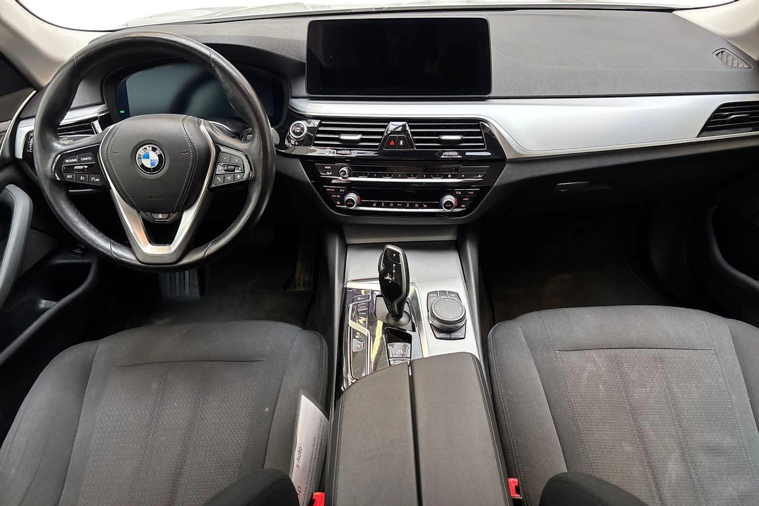 valkoinen BMW 530 2021 kuva 7.