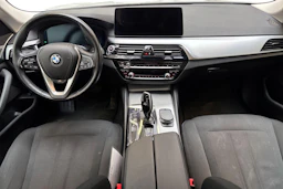 valkoinen BMW 530 2021 kuva 7.
