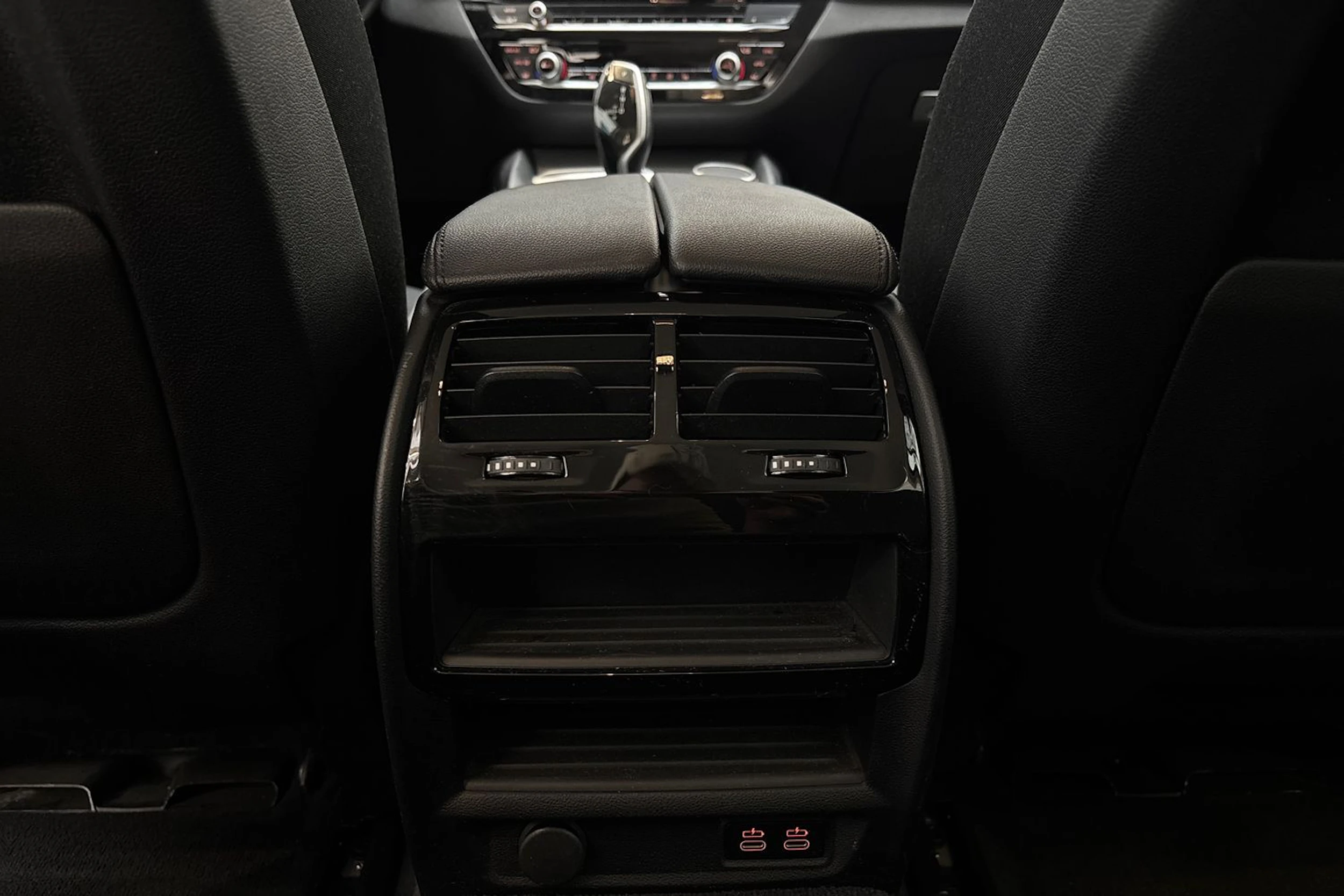 valkoinen BMW 530 2021 kuva 15.