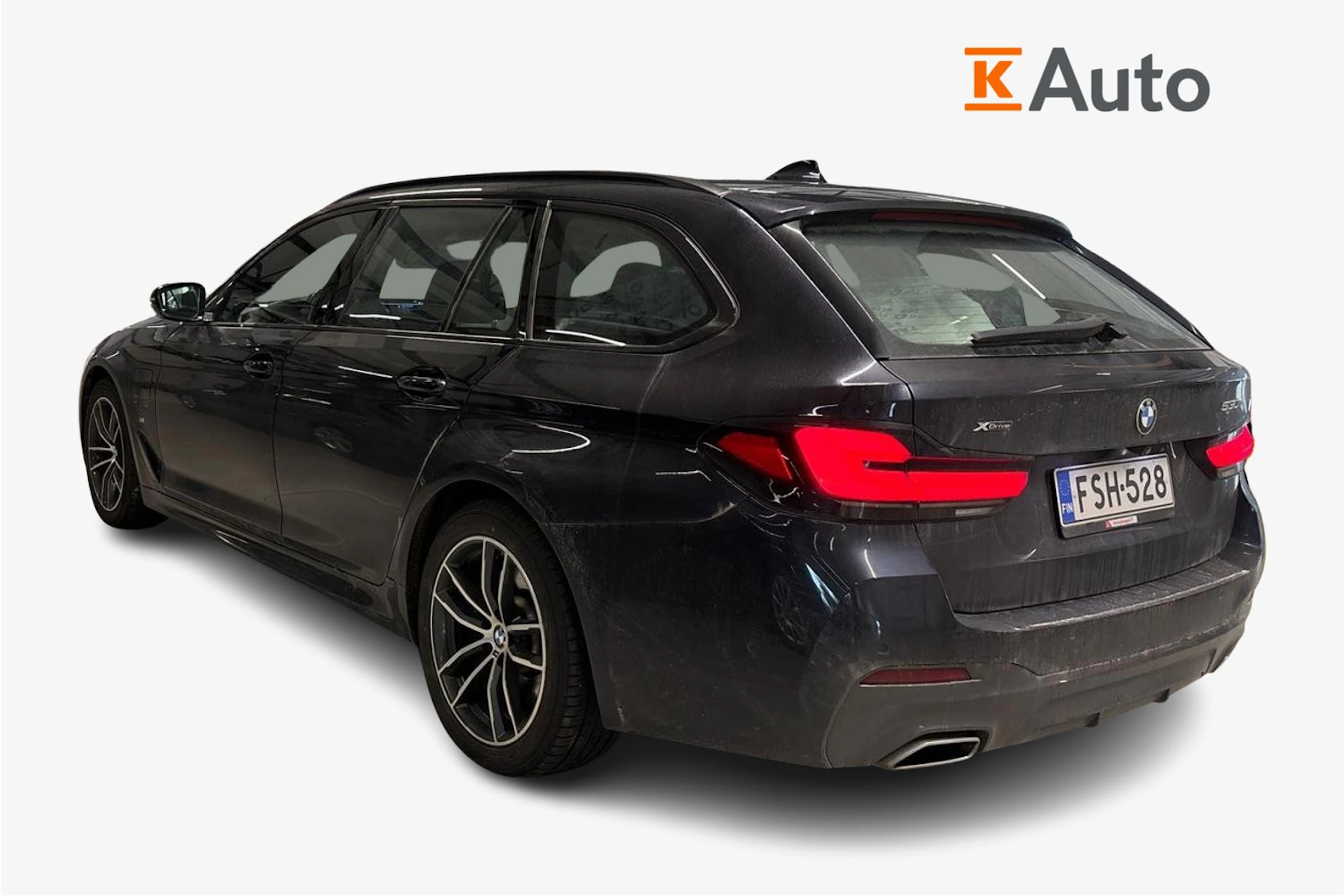 musta BMW 530 2021 kuva 2.
