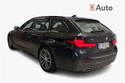 musta BMW 530 2021 kuva 2.