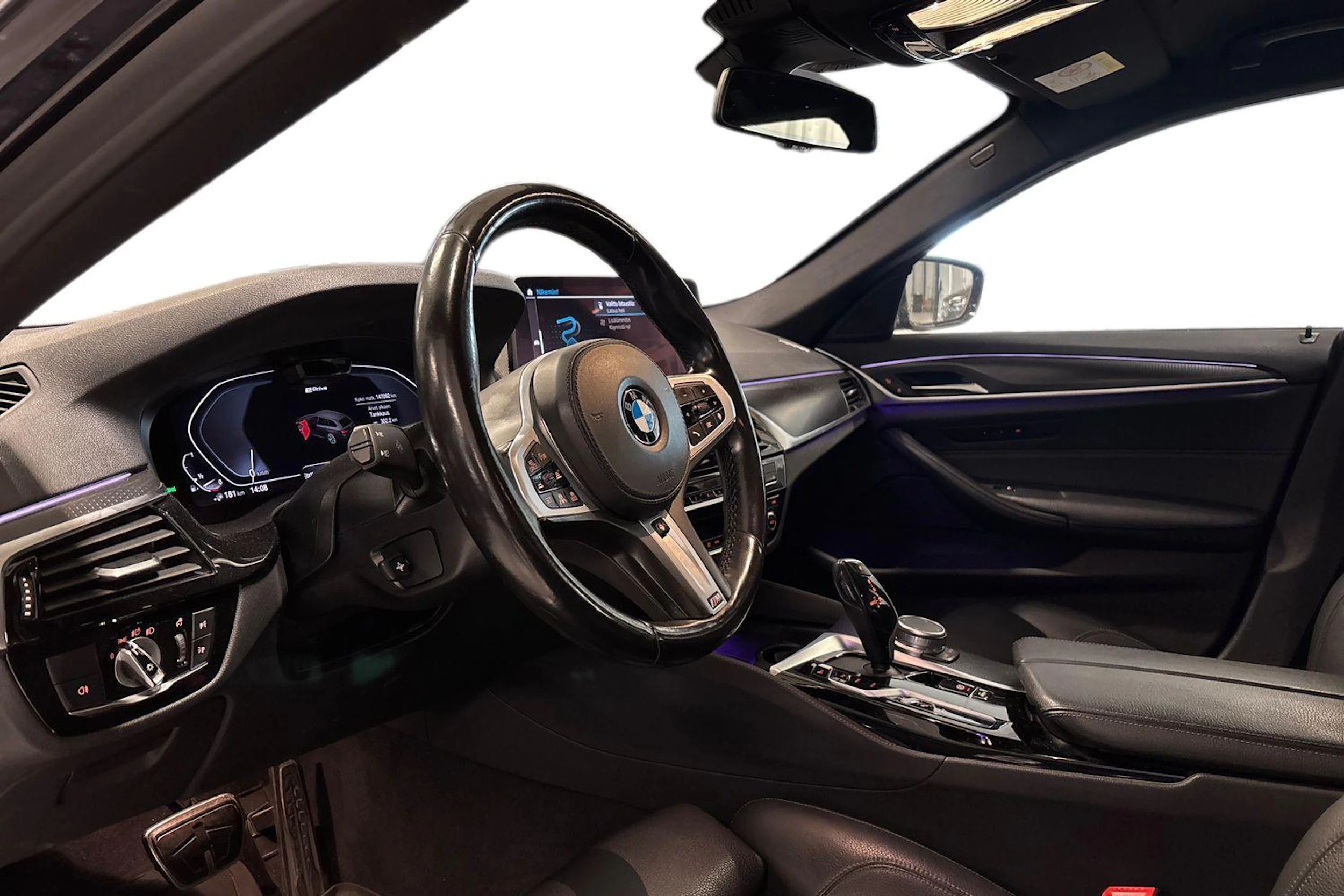 musta BMW 530 2021 kuva 3.