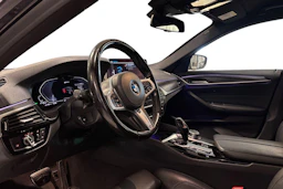 musta BMW 530 2021 kuva 3.