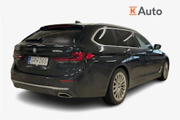 musta BMW 530 2021 kuva 2.