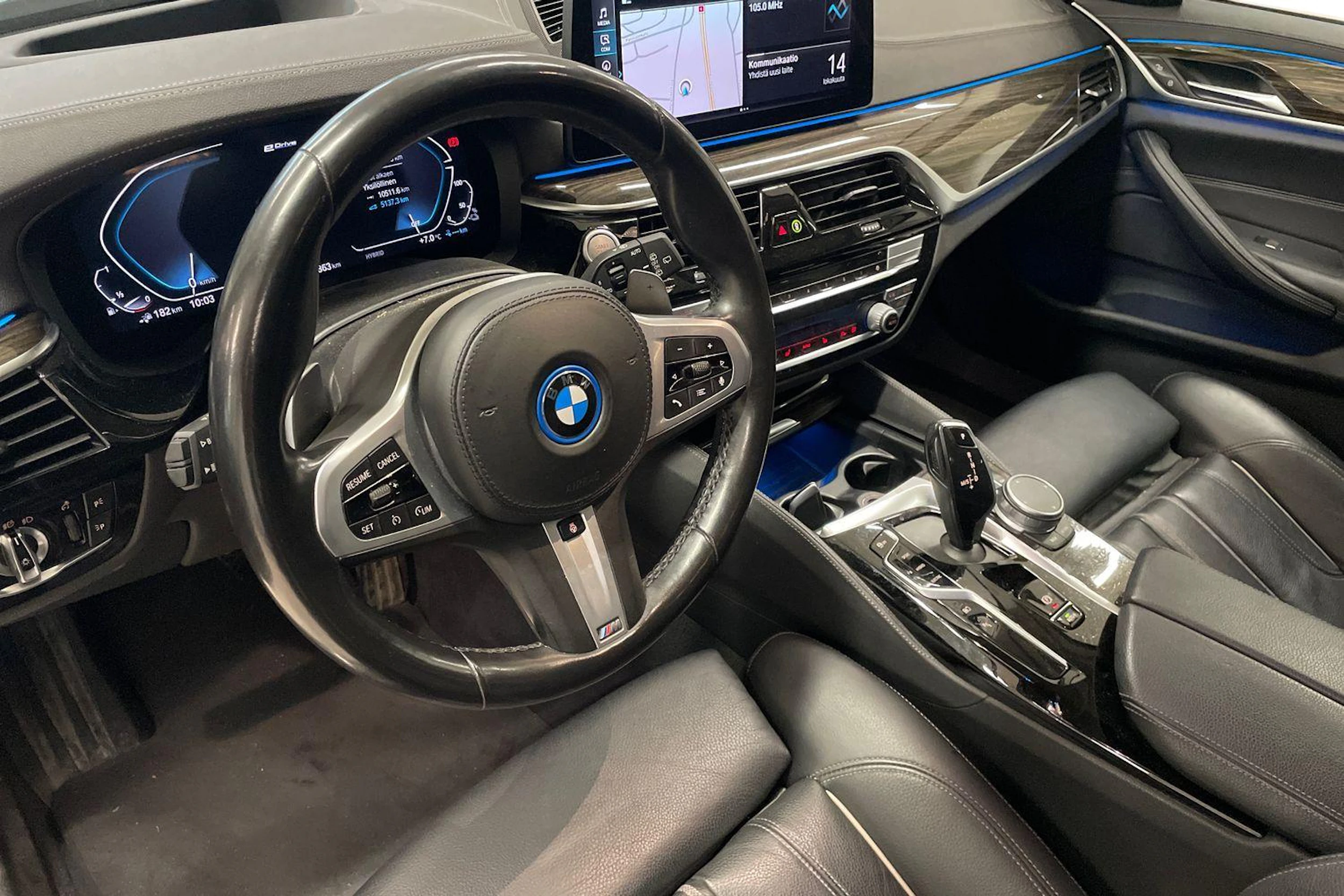 musta BMW 530 2021 kuva 3.