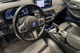 musta BMW 530 2021 kuva 3.