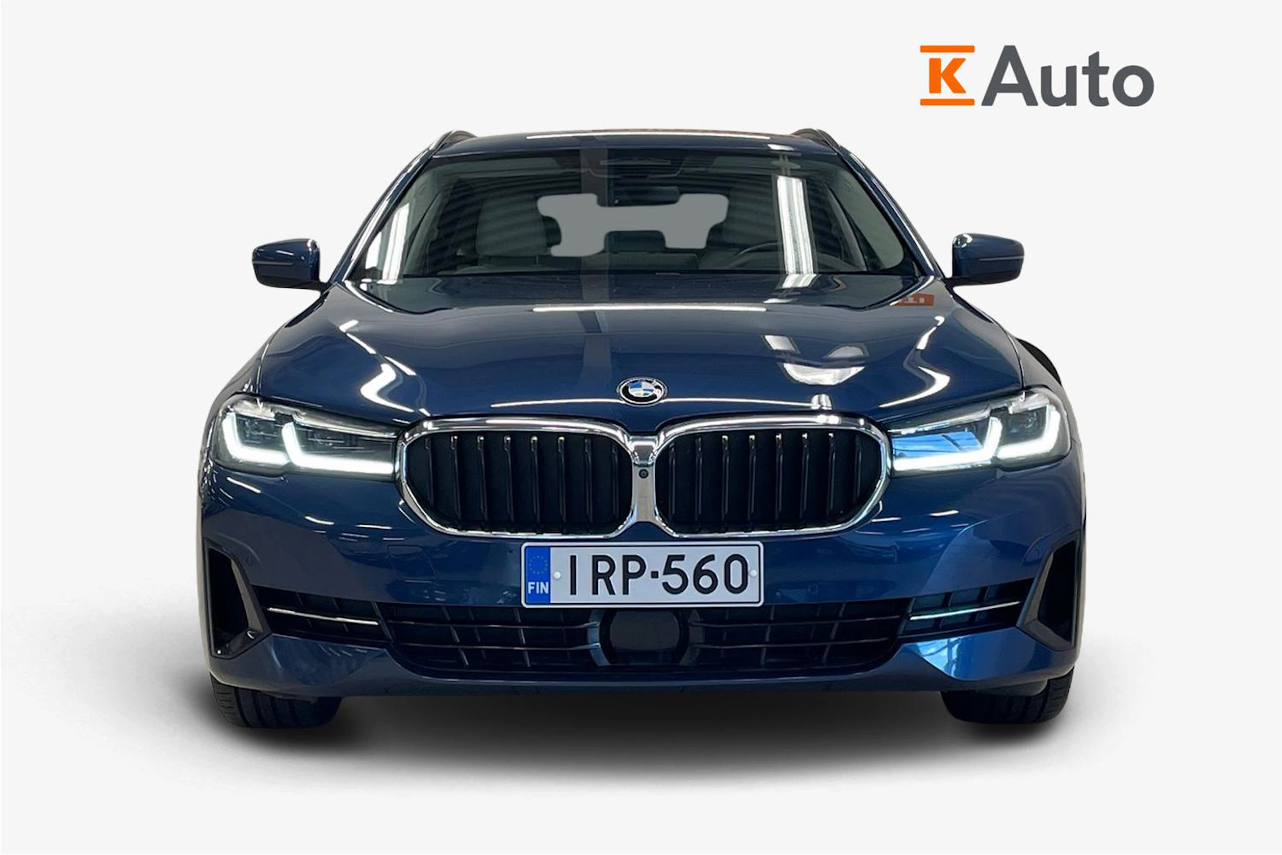 sininen BMW 530 2021 kuva 4.