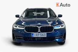 sininen BMW 530 2021 kuva 4.