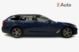 sininen BMW 530 2021 kuva 5.