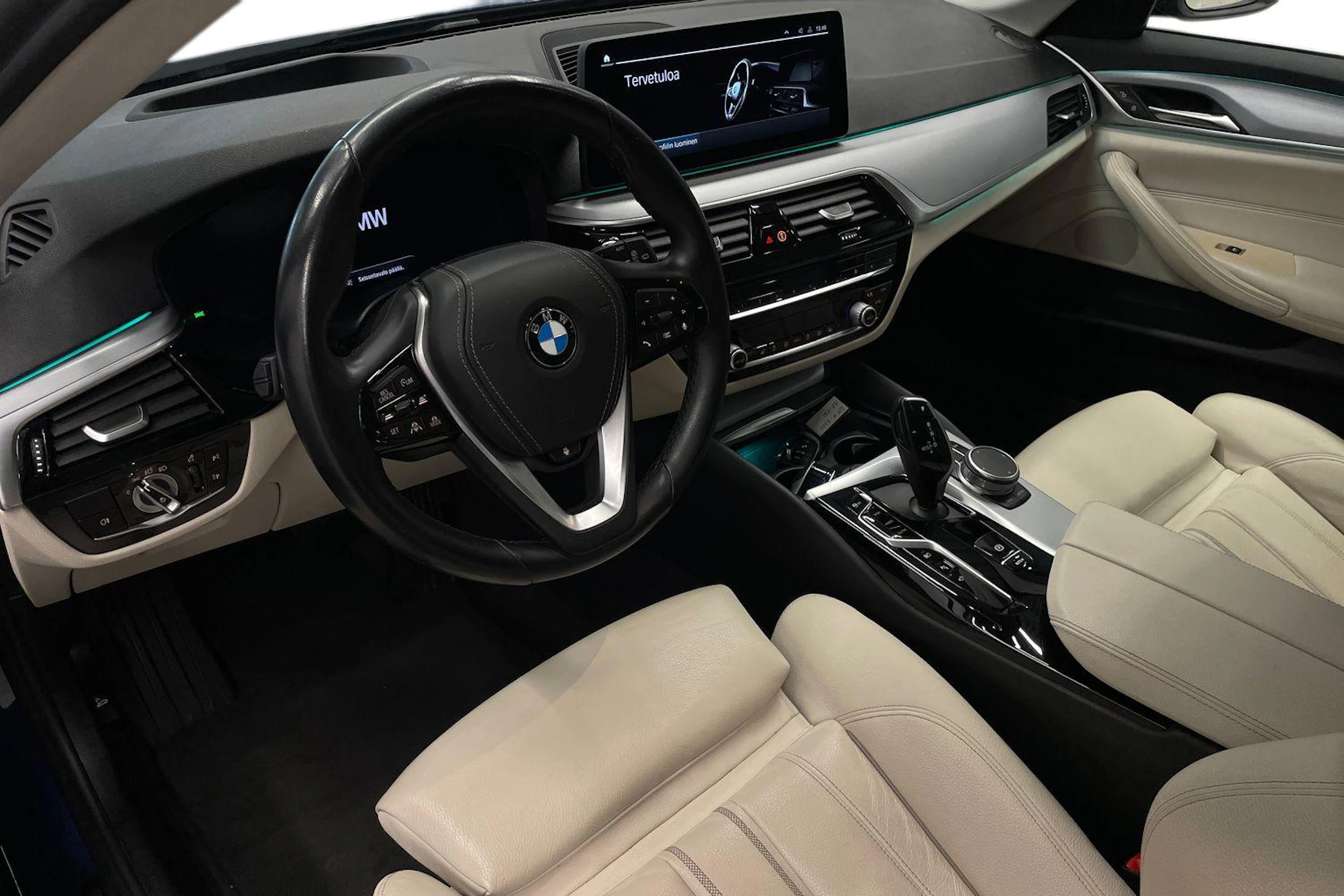 sininen BMW 530 2021 kuva 6.