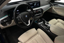 sininen BMW 530 2021 kuva 6.