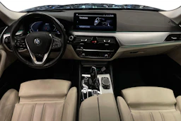 sininen BMW 530 2021 kuva 7.