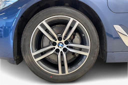 sininen BMW 530 2021 kuva 9.