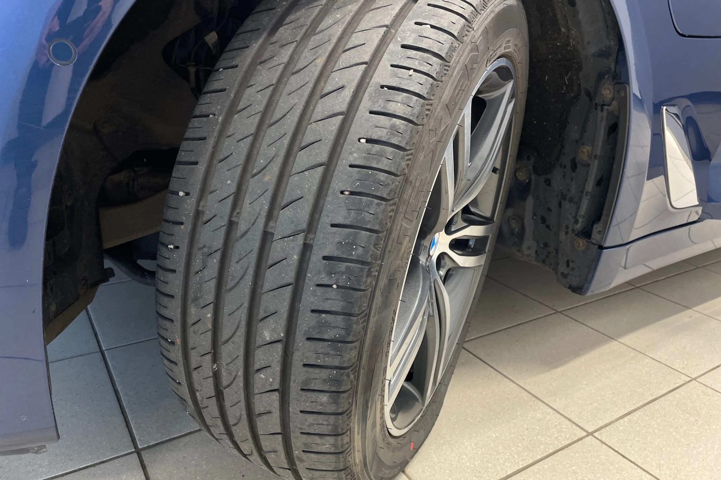 sininen BMW 530 2021 kuva 10.