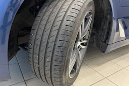 sininen BMW 530 2021 kuva 10.