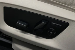 sininen BMW 530 2021 kuva 12.