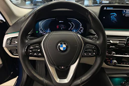 sininen BMW 530 2021 kuva 13.