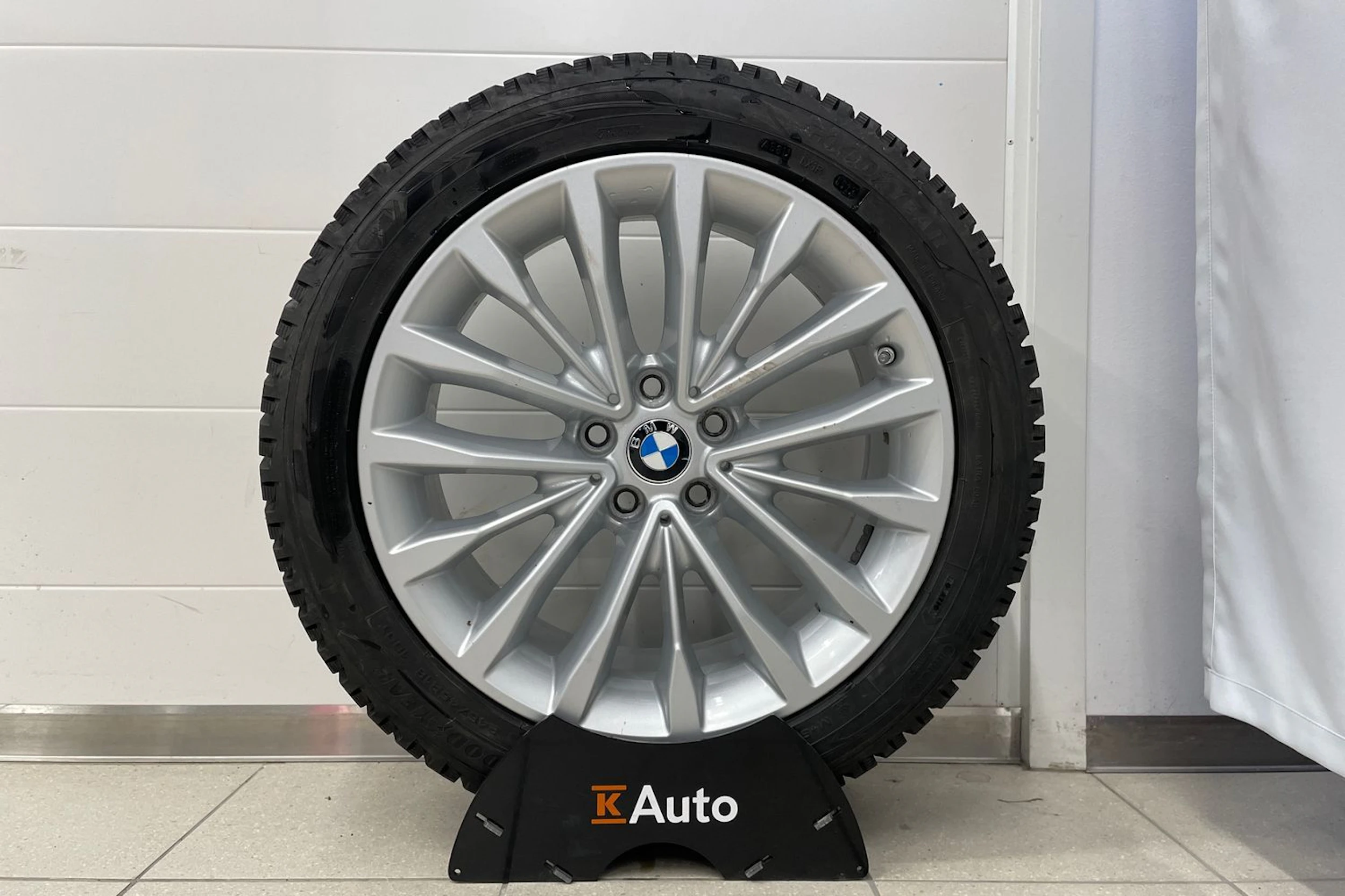 sininen BMW 530 2021 kuva 26.