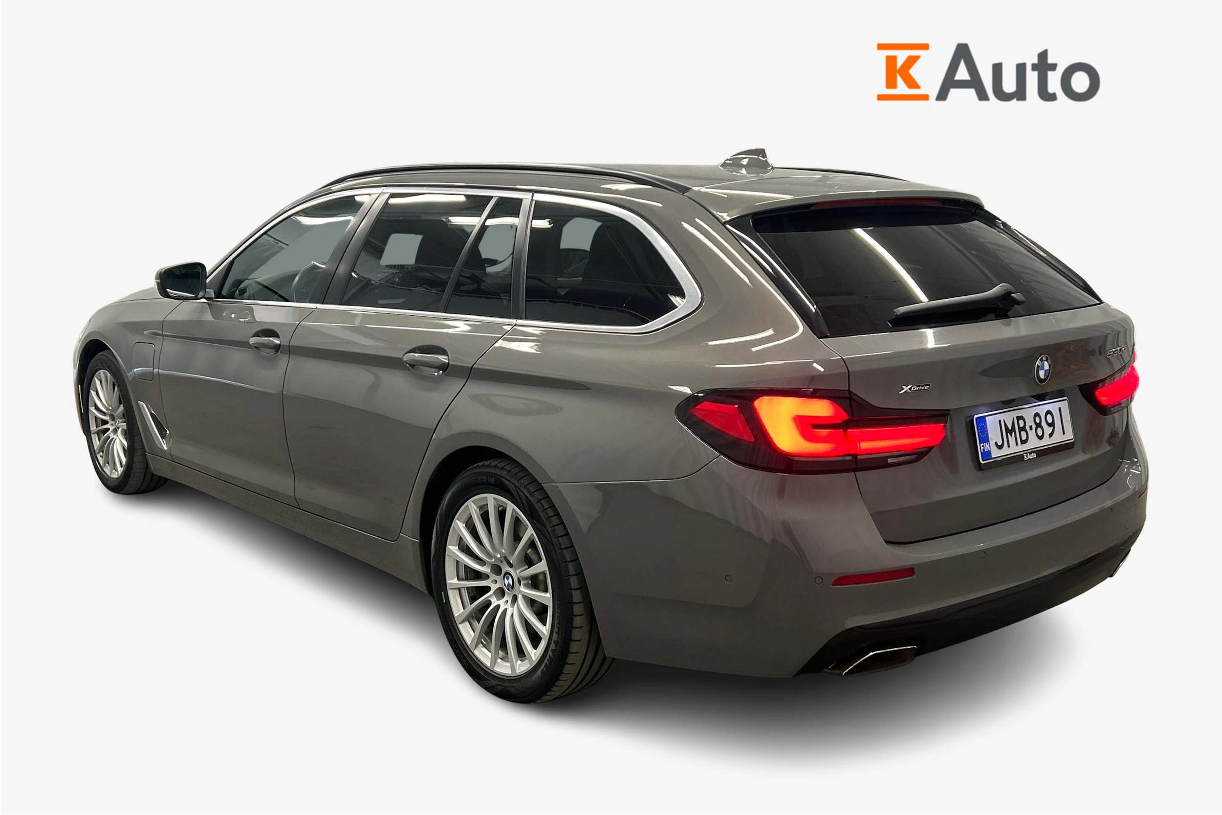 harmaa BMW 530 2021 kuva 3.