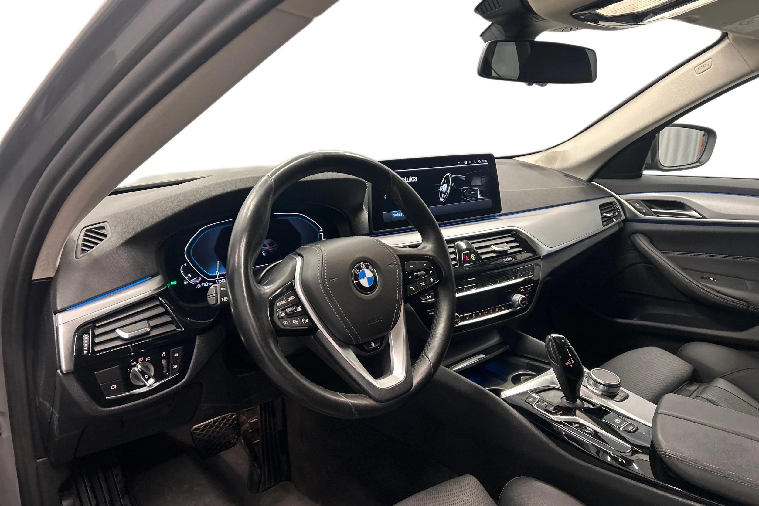 harmaa BMW 530 2021 kuva 8.