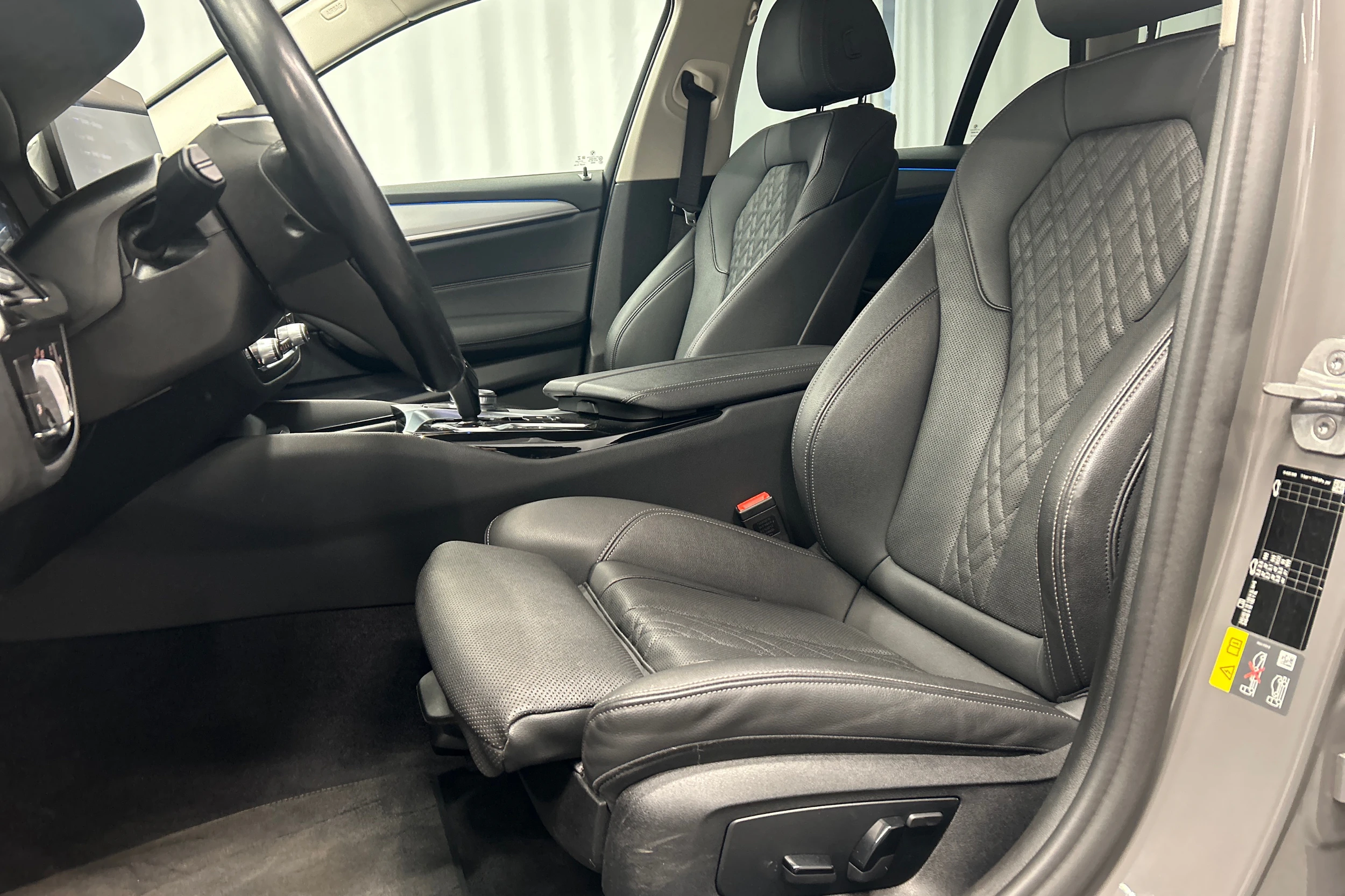 harmaa BMW 530 2021 kuva 26.