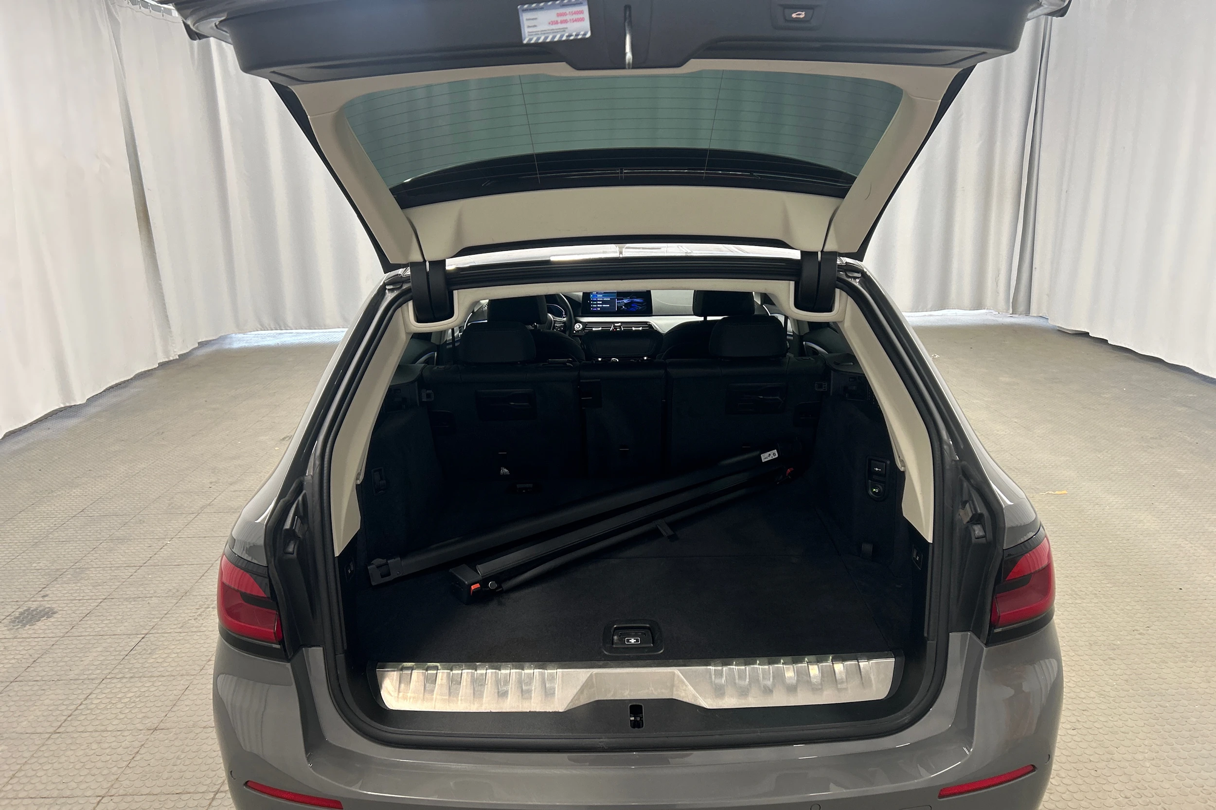 harmaa BMW 530 2021 kuva 28.