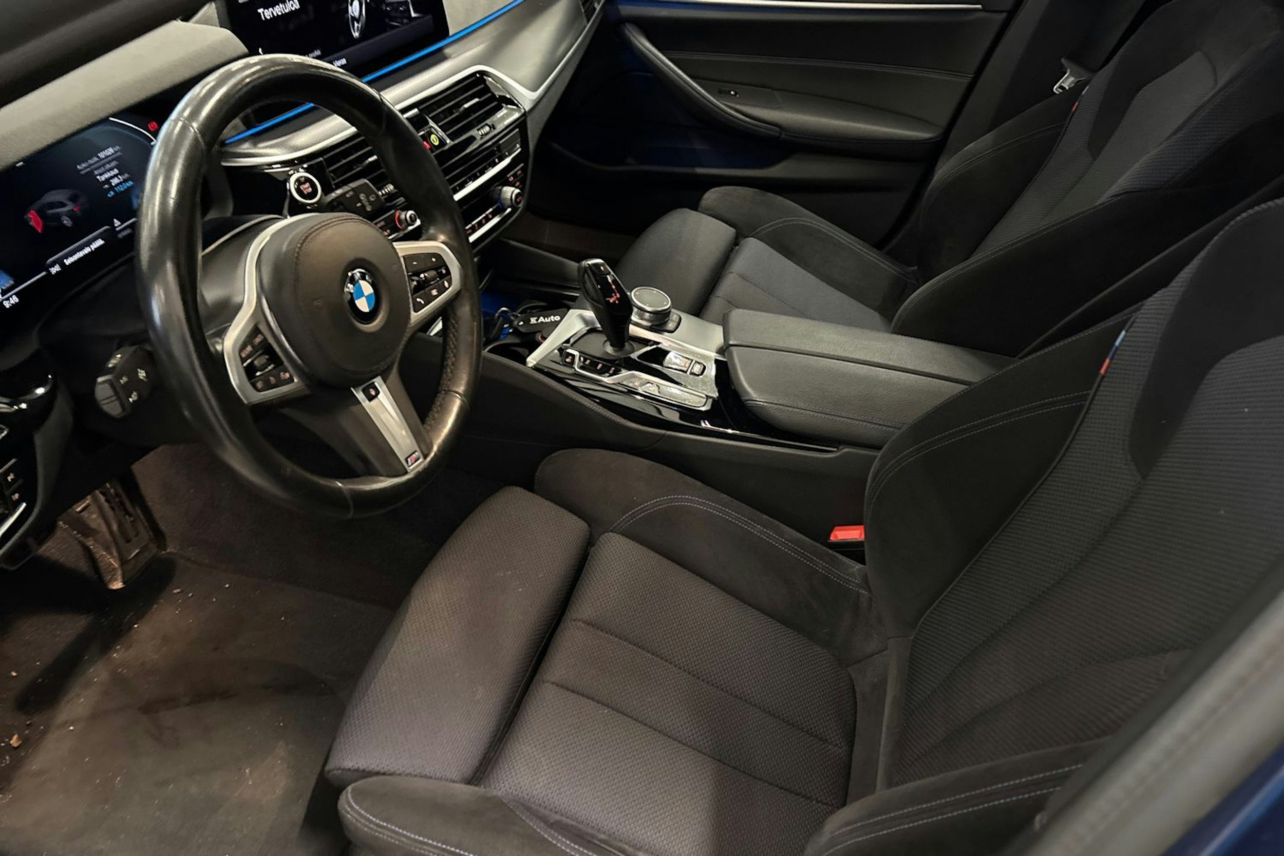 sininen BMW 530 2021 kuva 3.