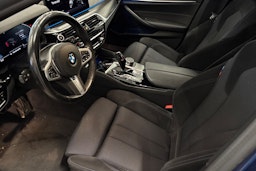 sininen BMW 530 2021 kuva 3.