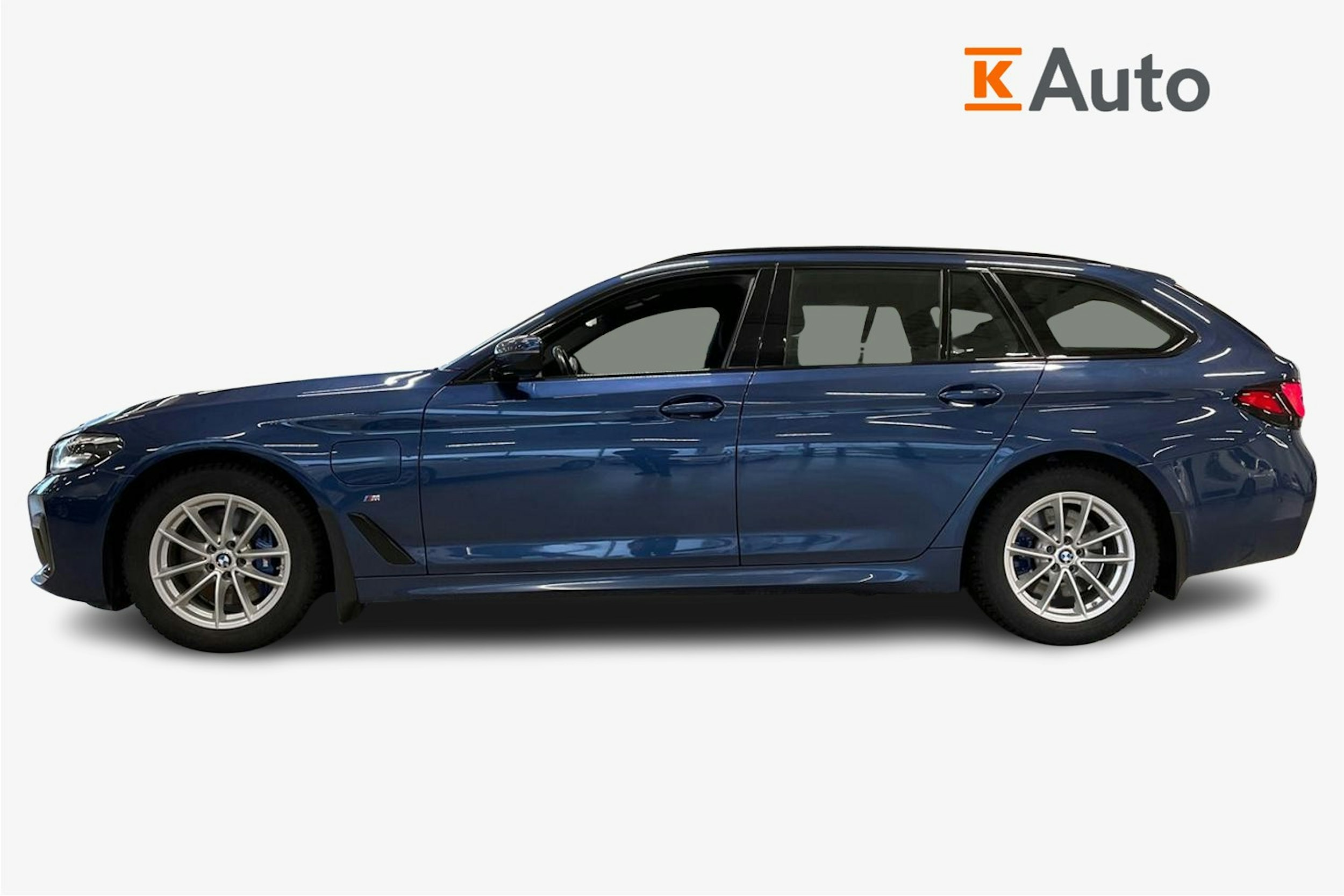 sininen BMW 530 2021 kuva 6.