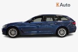 sininen BMW 530 2021 kuva 6.
