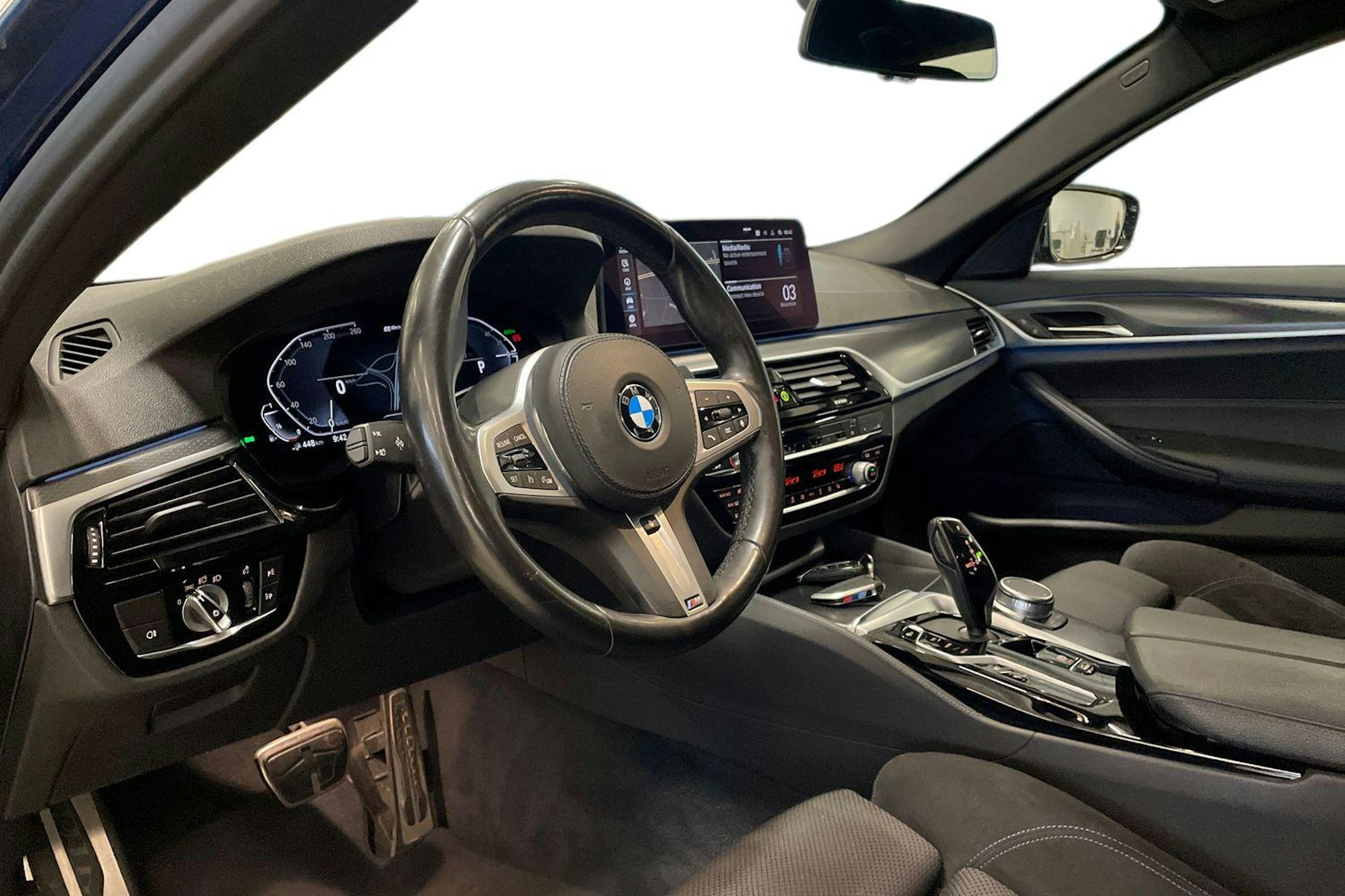 sininen BMW 530 2021 kuva 7.