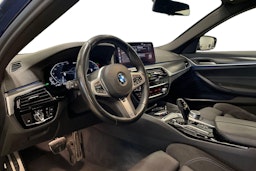 sininen BMW 530 2021 kuva 7.