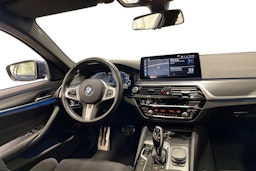 sininen BMW 530 2021 kuva 9.