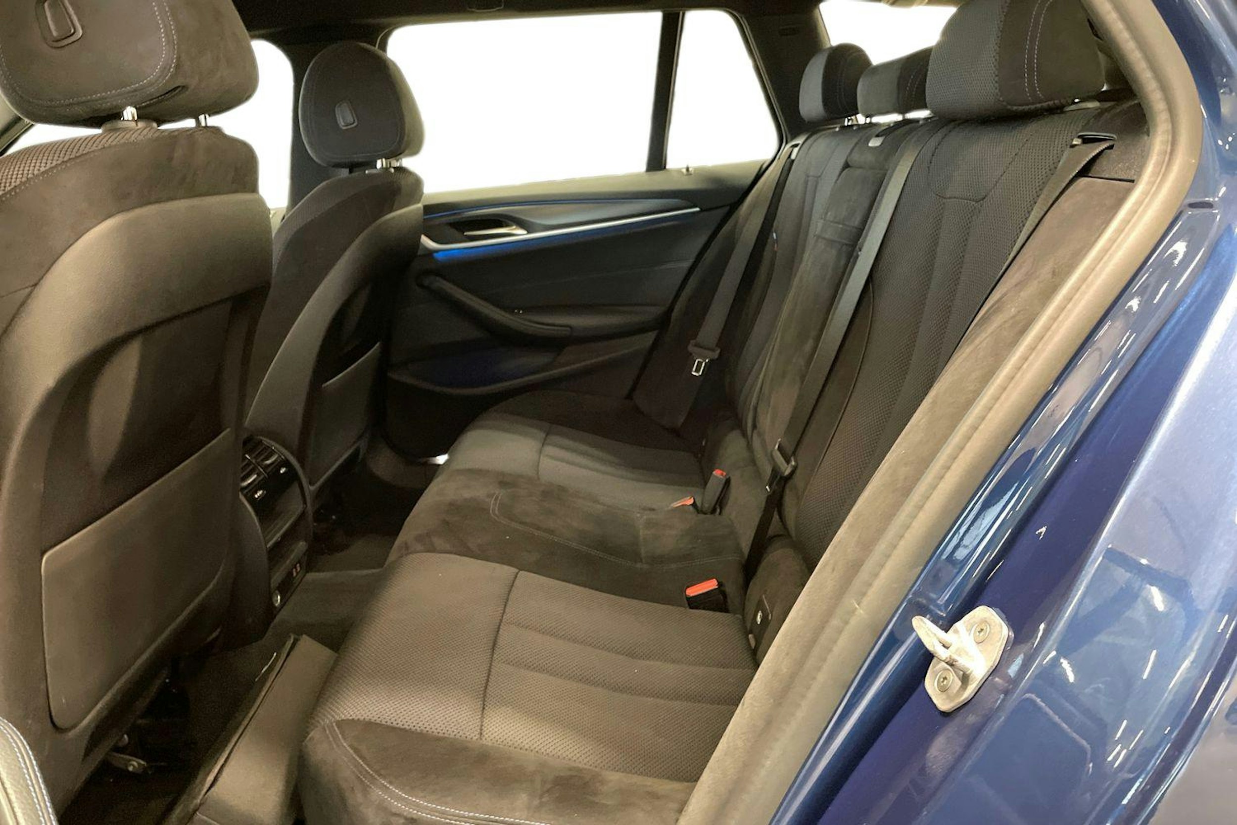 sininen BMW 530 2021 kuva 10.